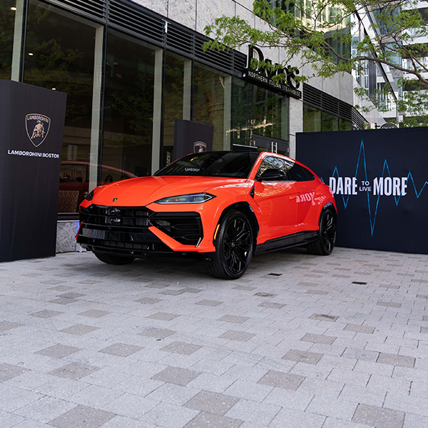 Lamborghini Urus SE parked in the city
